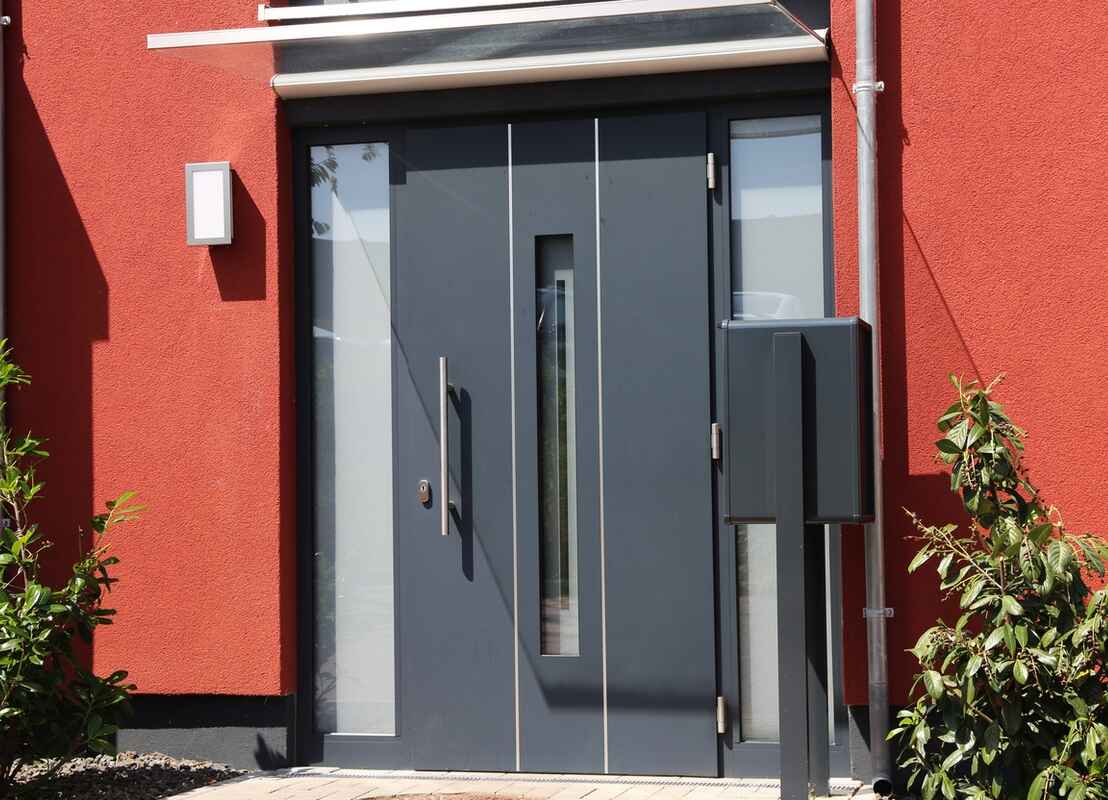 Porte d'entrée en aluminium et vitrage isolant