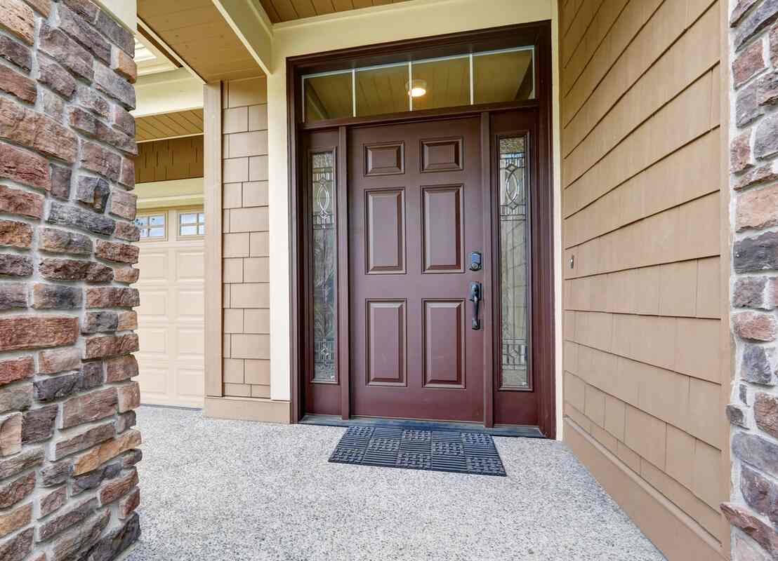 Porte d'entrée classique en bois