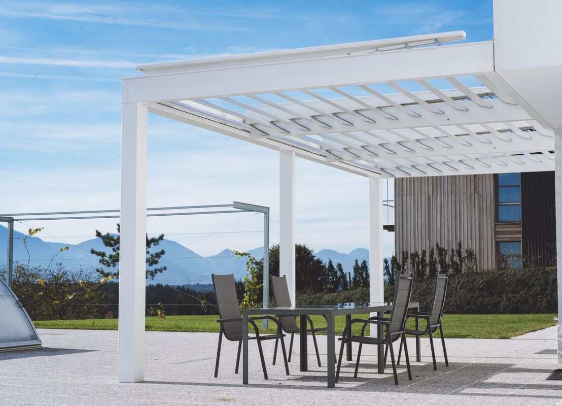 Pergola bioclimatique en aluminium blanche