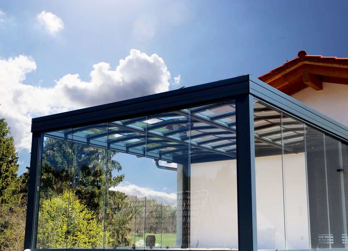 Pergola bioclimatique en verre à parois latérales