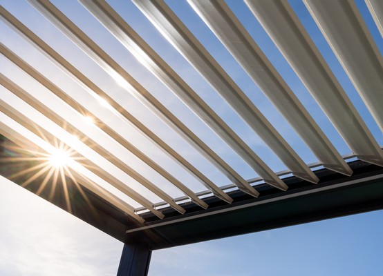 Pergola avec protection contre le soleil