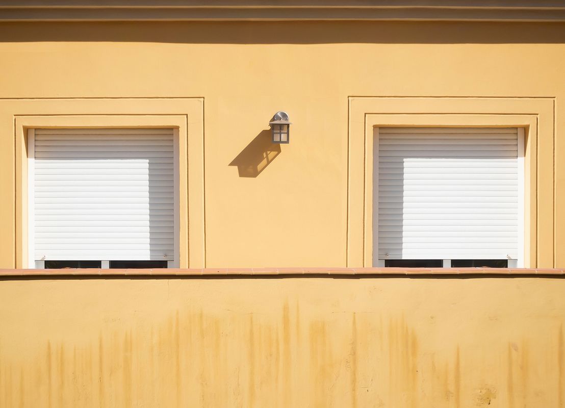 Balcon avec volets roulants en PVC blanc