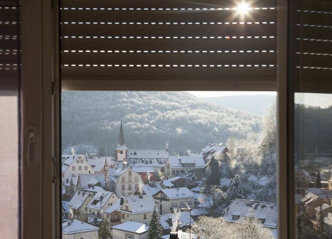 Fenêtre avec volet roulant et paysage enneigé