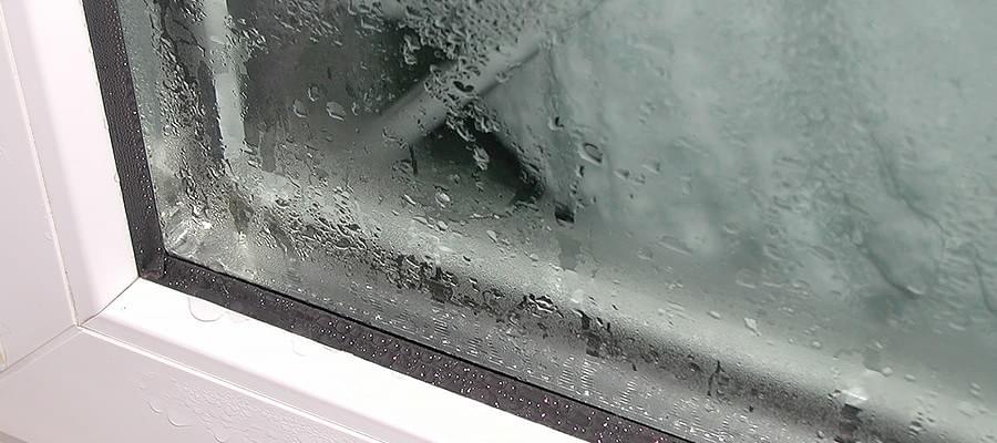 Condensation sur une fenêtre de chambre : comment l'éliminer ?