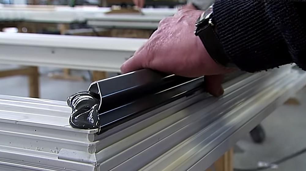 Profilé en aluminium pour fabriquer des portes et des fenêtres